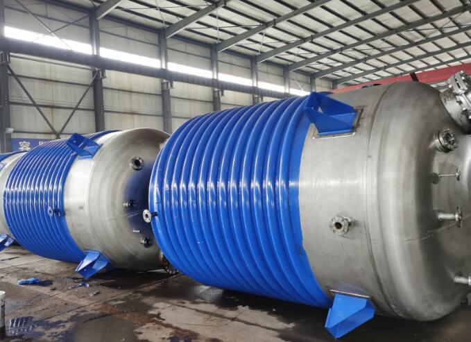 廣（guǎng）東地區不鏽鋼外（wài）半（bàn）管反應釜待發貨發貨現場